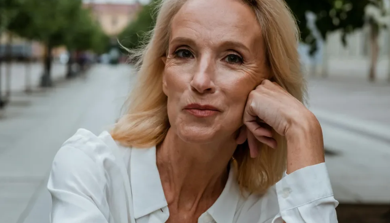 Моя свекровь сказала женщинам своей семьи, чтобы они надели на мою свадьбу БЕЛОЕ – она ожидала, что я сломаюсь, но моя речь всех ошеломила / поразила.