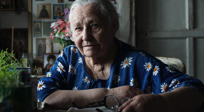 Тётя сняла с пальца бабушки бриллиантовое кольцо на смертном одре — через два дня после похорон пришёл пакет, от которого она побледнела.
