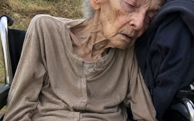 Я нашел 95-летнюю женщину под действием успокоительных, сидящую в инвалидном кресле у пустой дороги, и отвез ее в больницу… Но когда она очнулась и рассказала нам, что произошло, все остолбенели.
