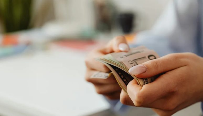 Я дала 4 доллара уставшей матери на заправке – Неделю спустя на работу мне пришло письмо в конверте