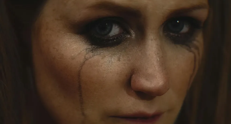 В 22 года я всё ещё была девственницей, и мама всегда предупреждала меня: «Никогда не оставайся наедине с мужем твоей бабушки». Я думала, что Уэйн ей просто не нравится... до той самой ночи, когда бабушки не было в городе, Уэйн вернулся пьяным, вошёл в мою комнату, запер дверь и сказал: «Сегодня ночью ты принадлежишь мне».